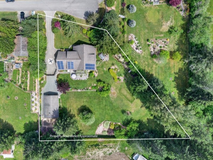 Top-down aerial with the property boundaries outlined